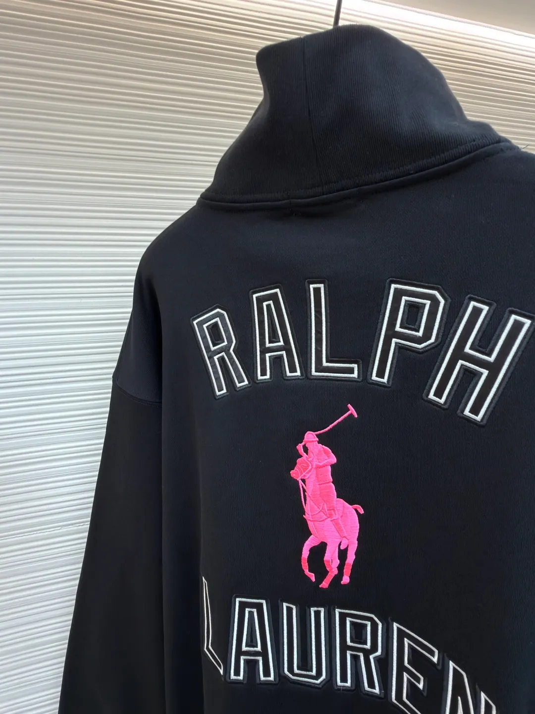 Ralph Lauren pink label half turtleneck sweatshirt ●Original version: Purchased and developed at 2190 ●Item number: 1681981-A90 ●Material: Wei cotton fleece composite fabric ●Technology: patch embroidery production ●Color: black pink ●Version: fitted version ●Weight: about 705 grams ●Size: S-M-L-XL ●Description: Customized luxury cotton fleece composite material, soft and silky, comfortable and skin-friendly It uses an extremely pure black tone as the background. A touch of pink pony logo embroidery is embellished on the chest. It is low-key and powerful. The back panel is embellished with the brand letters outlined in ivory white satin intarsia. The pink pony embroidery jumping in the center is the only color footnote in this black and white silent film. It coincides with the elegant and uninhibited brand philosophy. Its unique ribbed half-high collar design is sublimated, giving more flexibility and fashion sense to wear, showing taste in silence. Showing elegance and style, it uses imported machine embroidery technology. It uses advanced computer control systems and precision mechanical components to realize pony mark embroidery operations with high precision. The lines are smooth and delicate. It uses imported machine patch embroidery techniques. It uses advanced computer control systems and precision mechanical components to realize Ralph Lauren patch embroidery operations. It presents an embroidery effect with both clarity and three-dimensionality. The fabrics have been carefully washed. It has better hand feel and texture. It is not easy to deform, not easy to shrink, not easy to fade, and maintains long-term beauty. The overall wiring is straight and delicate, the fabric is comfortable and soft, and the color is consistent without color difference. It can be matched with the same style to create a fashionable look and control various occasions. Customized accessories, complete with three standards, same style for men and women!